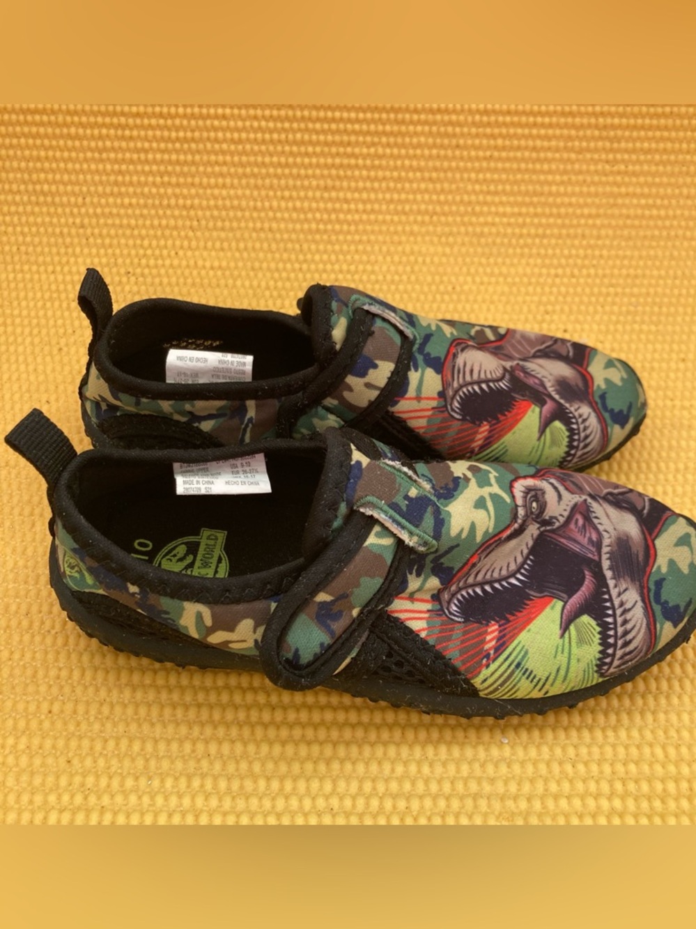 Jurassic Park sneakers water pool beach shoes boys size 9-10 measures 8"